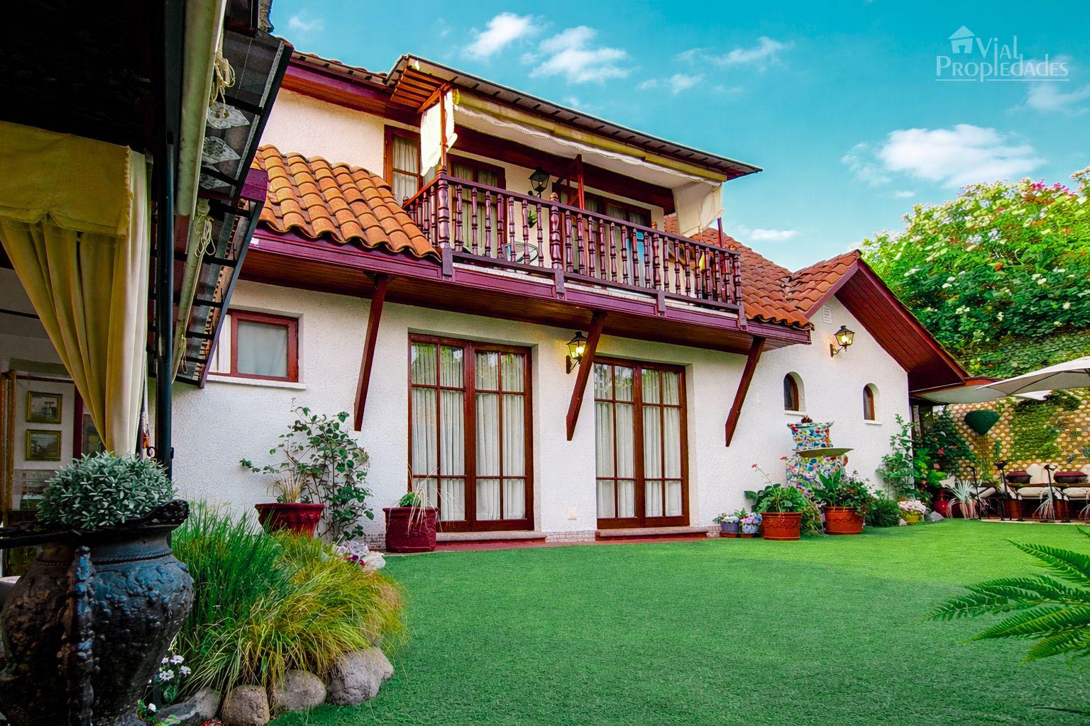 San Carlos de Apoquindo Casa Rodeada de Jardines